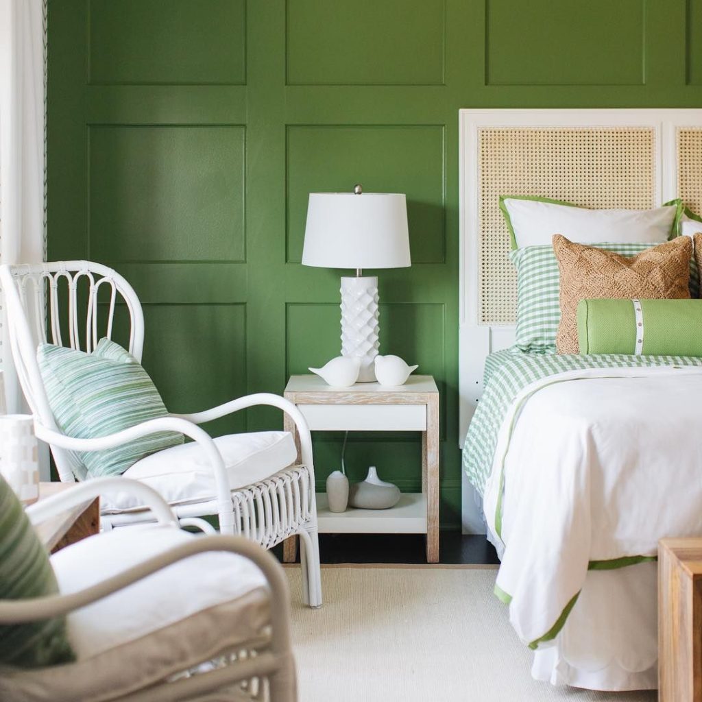 A Sea Green Wall Decor Looks Enticing