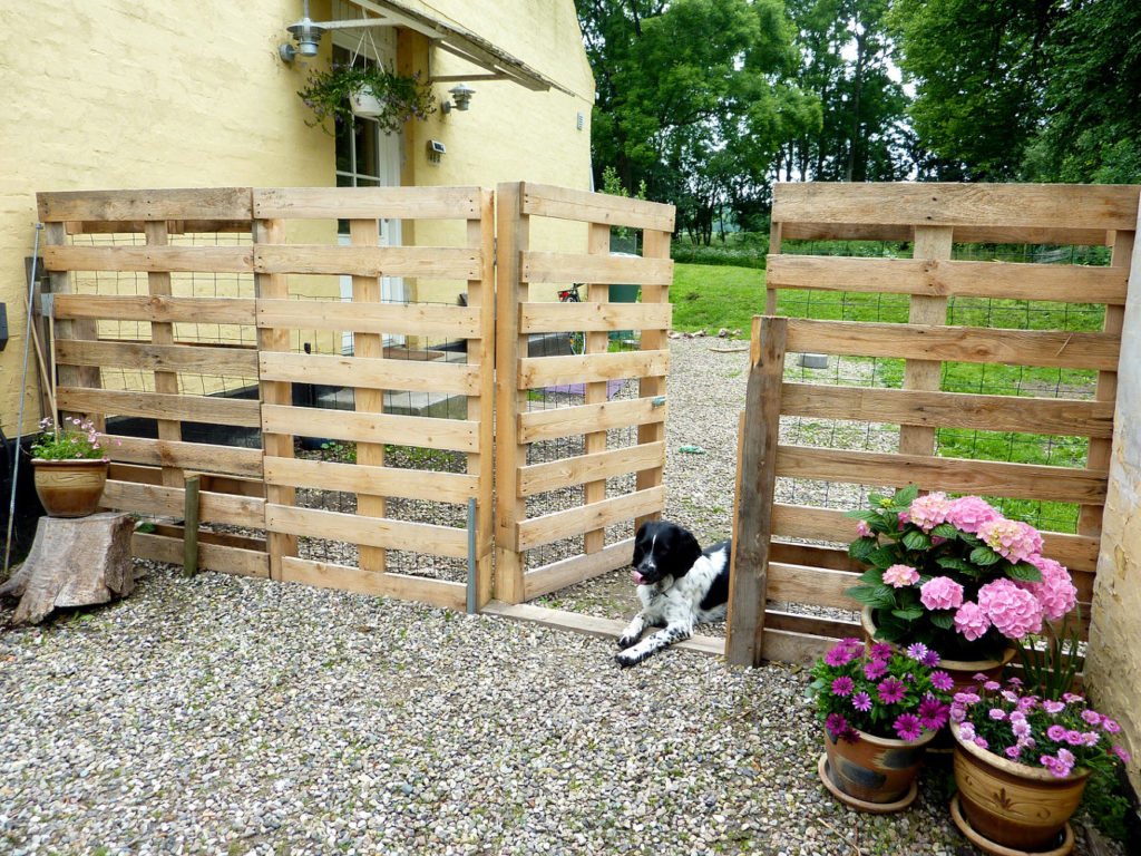 DIY Pallet Fence