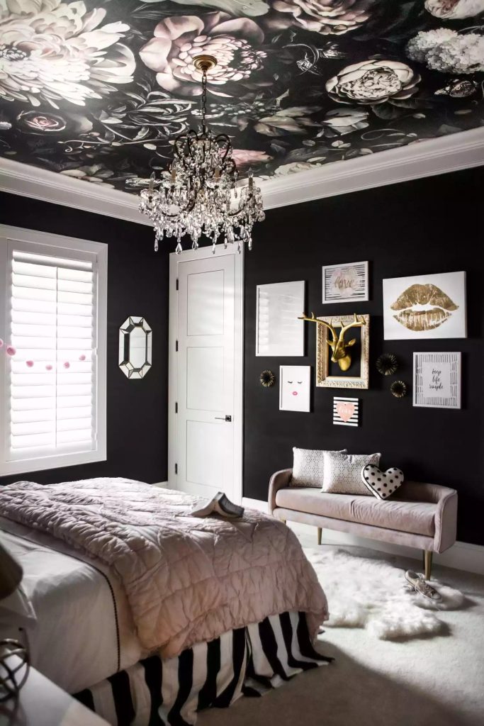 Floral-Painted Ceilings Add Dynamism to The Bedrooms